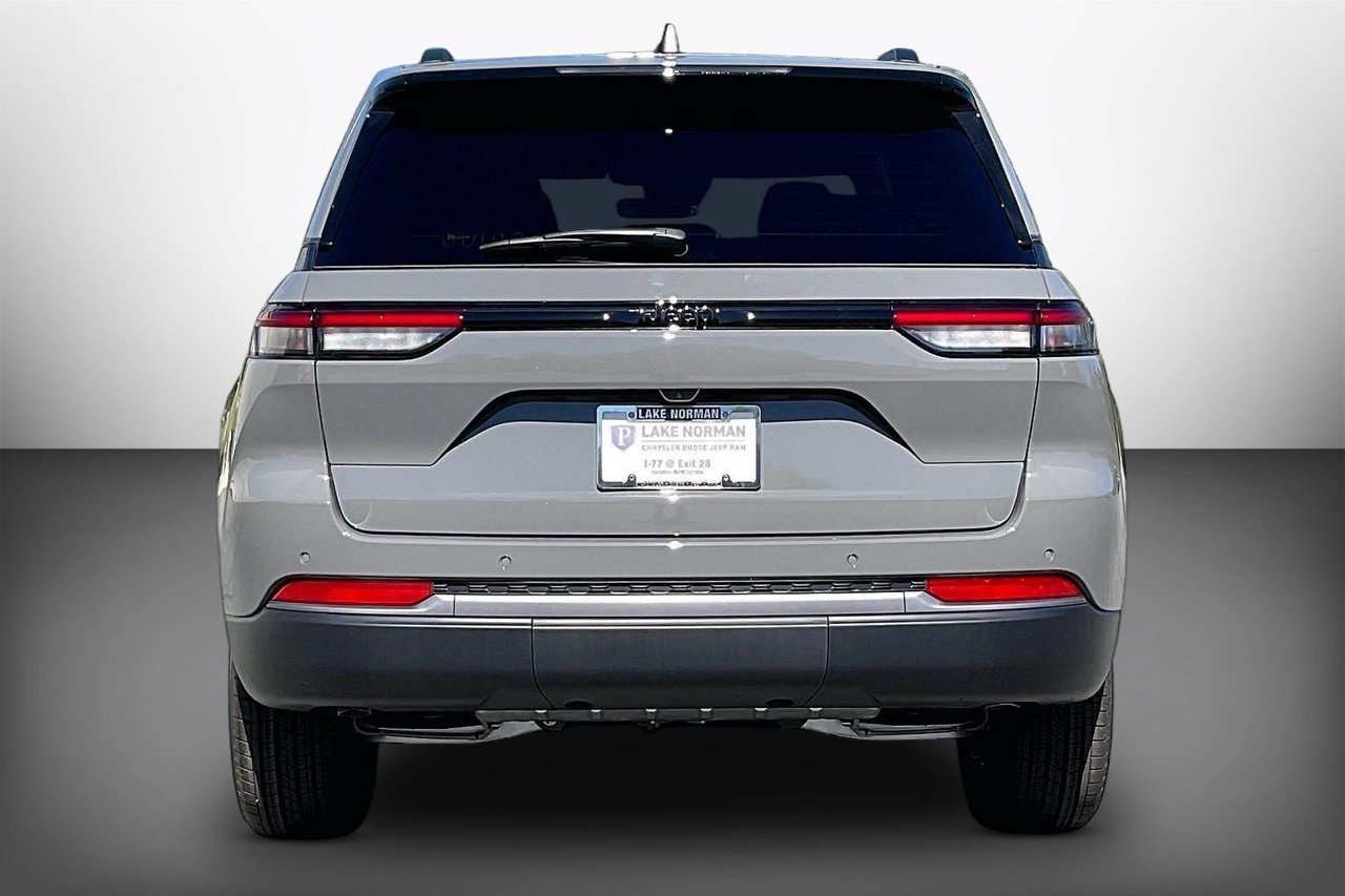 New 2027 Jeep Grand Cherokee Altitude RWD image 7