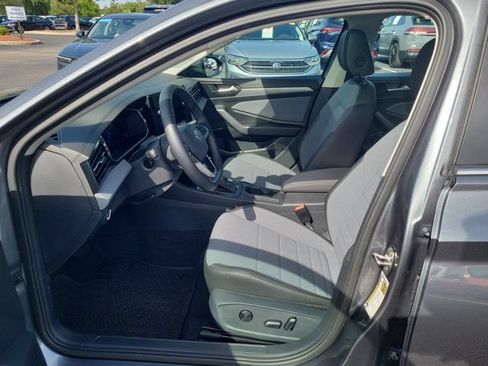 Certified 2025 Volkswagen Jetta SE w/ Sunroof Package FWD image 14