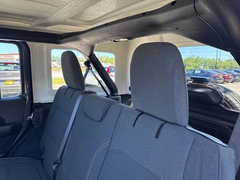 Used 2025 Jeep Wrangler Unlimited Sahara AWD/4WD image 21