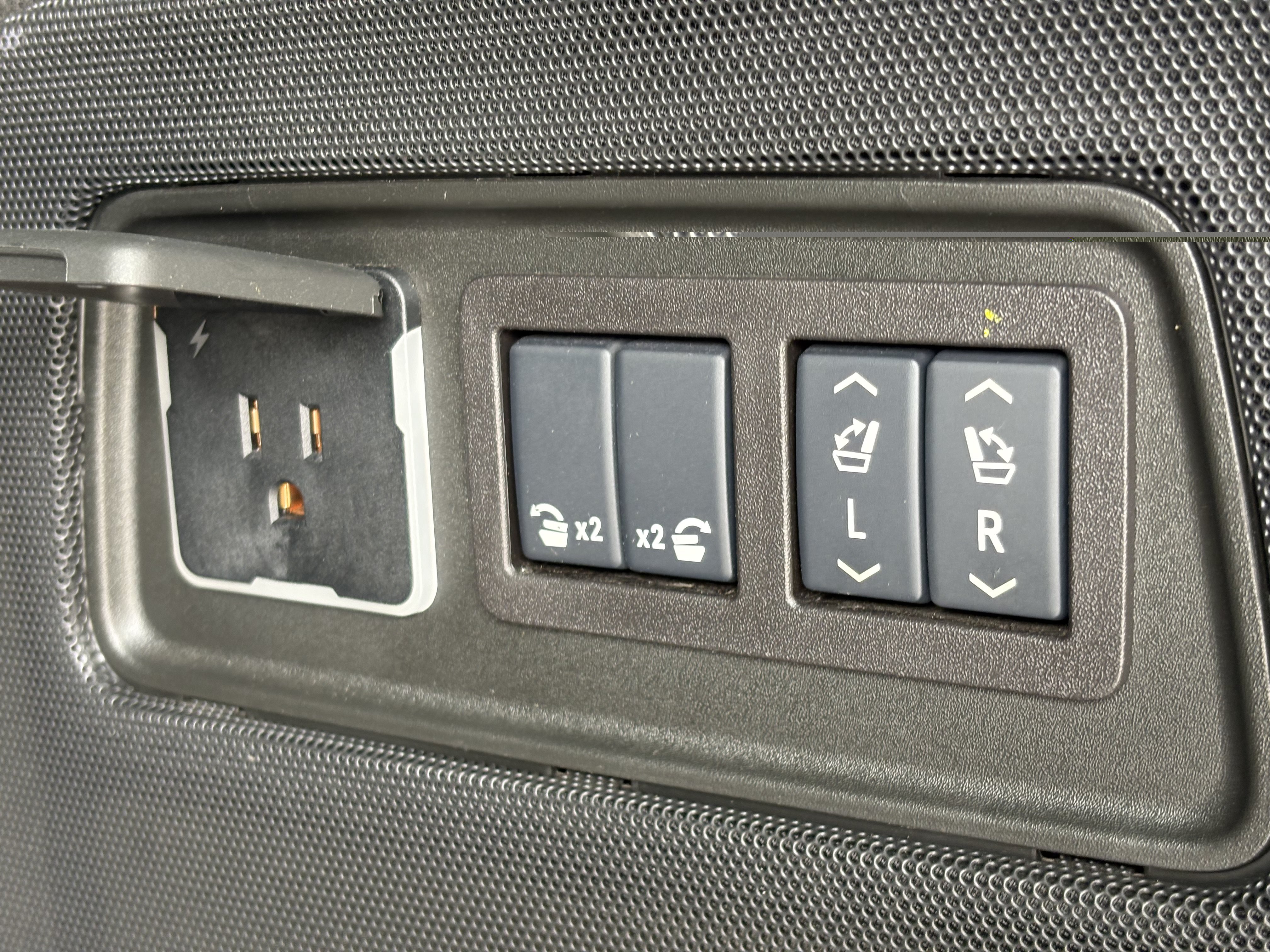 Certified 2025 Cadillac Escalade ESV V AWD/4WD image 10