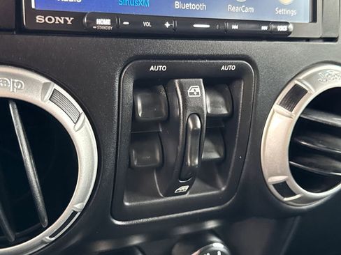 Used 2015 Jeep Wrangler Unlimited Rubicon AWD/4WD image 29