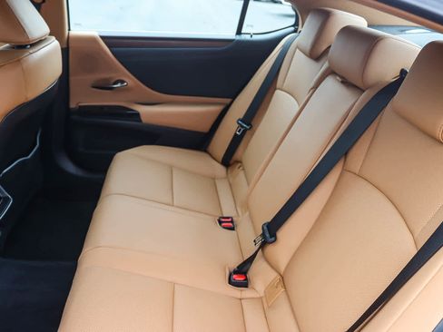 Certified 2025 Lexus ES 300h w/ Premium Package image 18