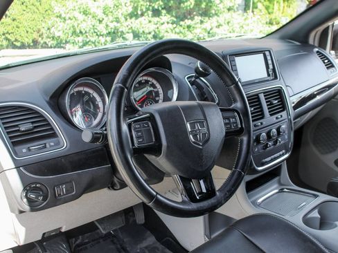 Used 2020 Dodge Grand Caravan SXT image 19