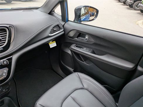 New 2026 Chrysler Pacifica Select FWD image 18