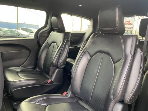 Used 2022 Chrysler Pacifica Touring-L w/ S Appearance Package image 16