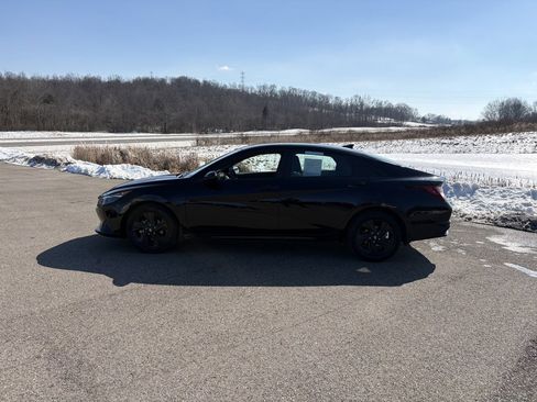 Used 2023 Hyundai Elantra SEL image 2