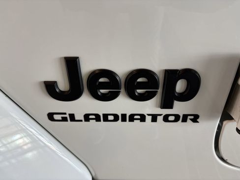 Used 2021 Jeep Gladiator Willys image 30
