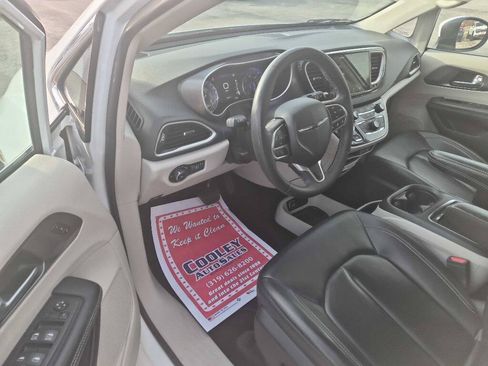 Used 2023 Chrysler Pacifica Touring-L FWD image 6