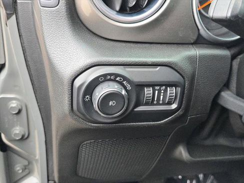 Used 2018 Jeep Wrangler Unlimited Sahara AWD/4WD image 33