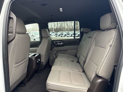 Used 2022 GMC Yukon XL SLT w/ SLT Luxury Package image 12