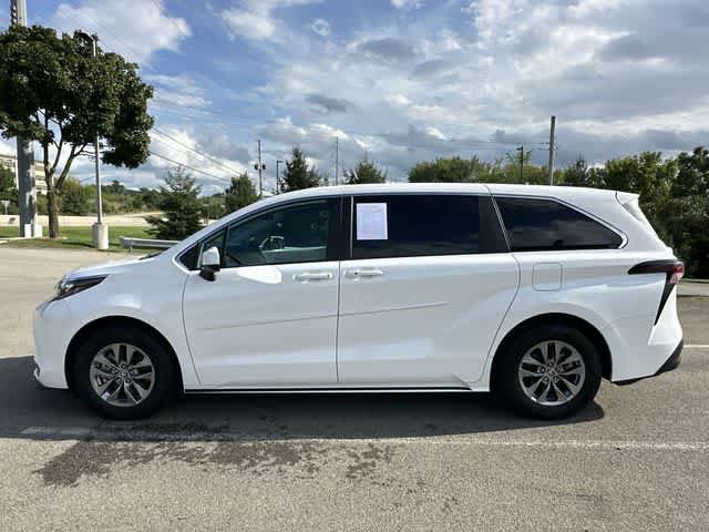 Used 2025 Toyota Sienna LE AWD/4WD image 2