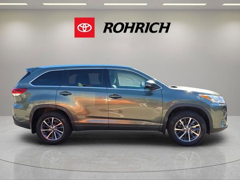 Used 2017 Toyota Highlander XLE image 6