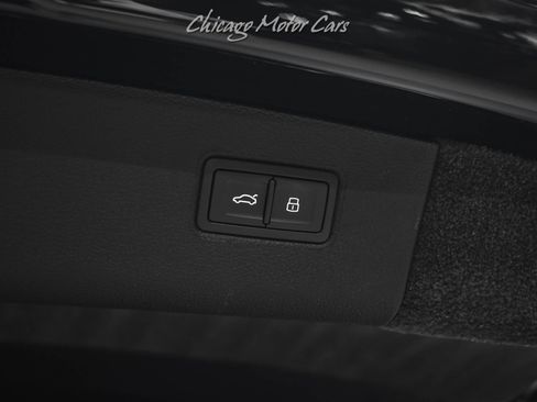 Used 2023 Bentley Bentayga Plug-In Hybrid image 57