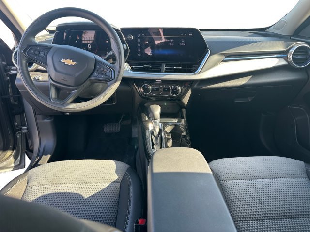 Used 2025 Chevrolet Trax LT FWD image 10