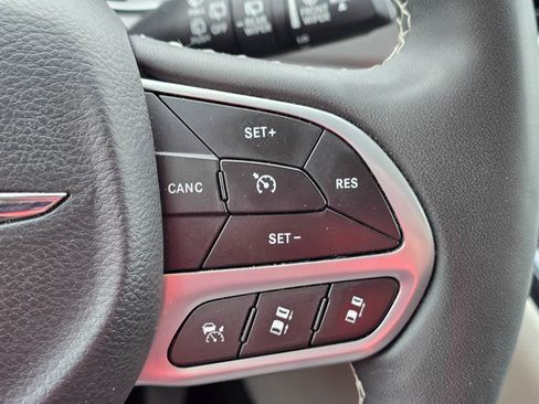 Used 2023 Chrysler Pacifica Touring-L FWD image 22