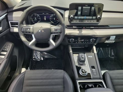 New 2025 Mitsubishi Outlander SE image 17