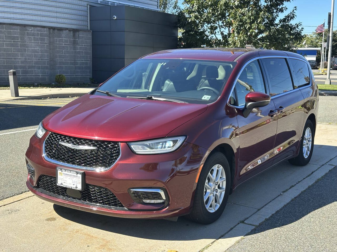 Used 2023 Chrysler Pacifica Touring-L FWD image 1