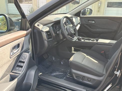 Used 2023 Nissan Rogue SV AWD/4WD image 14