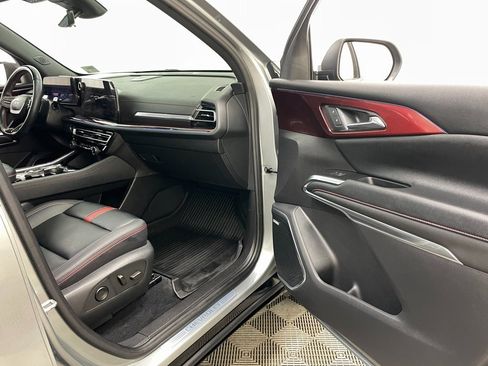 Certified 2024 Chevrolet Traverse RS image 42