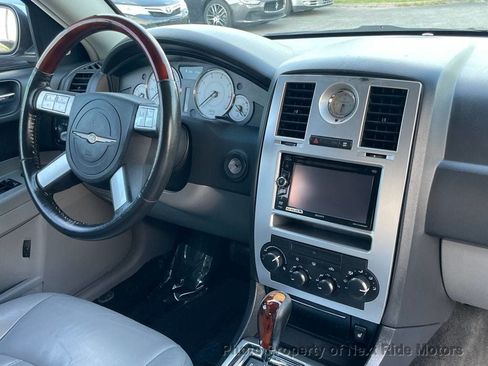 Used 2006 Chrysler 300 C w/ Navigation & Sound Group II RWD image 17