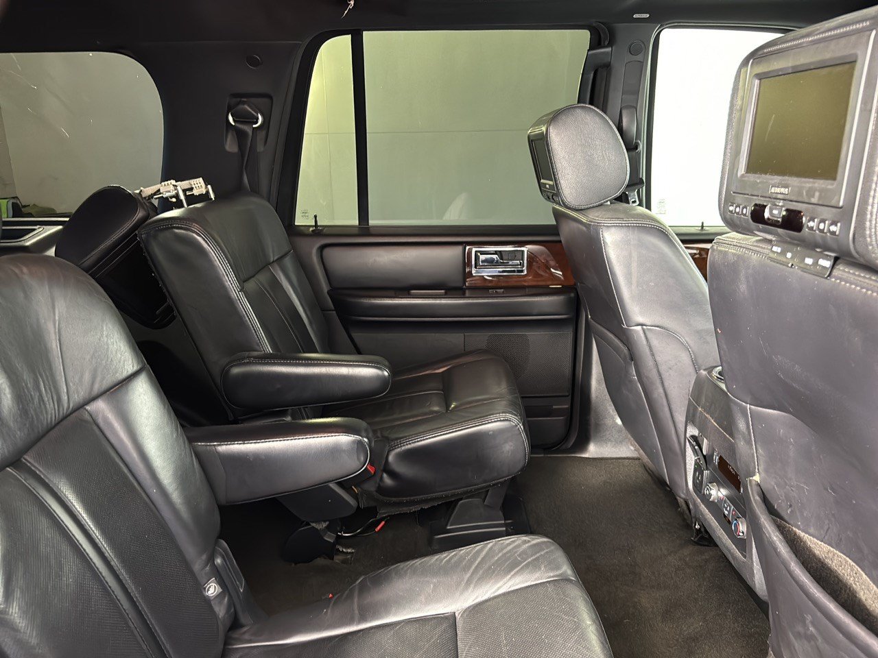 Used 2016 Lincoln Navigator L Select RWD image 29