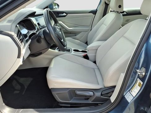 Used 2020 Volkswagen Jetta SE w/ SE Cold Weather Package FWD image 4