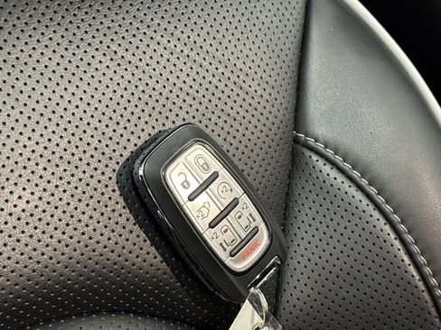 Used 2025 Chrysler Pacifica Limited image 28