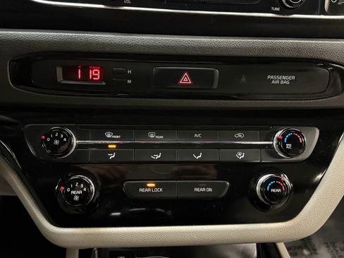 Used 2017 Kia Sedona LX image 33