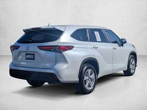 Used 2023 Toyota Highlander LE image 5