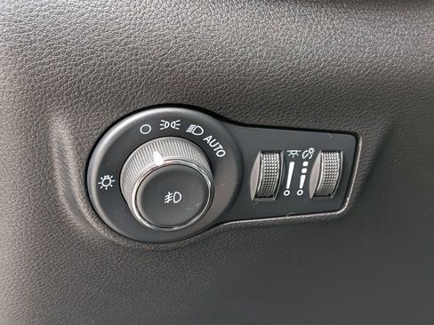 Used 2024 Jeep Compass Latitude image 14