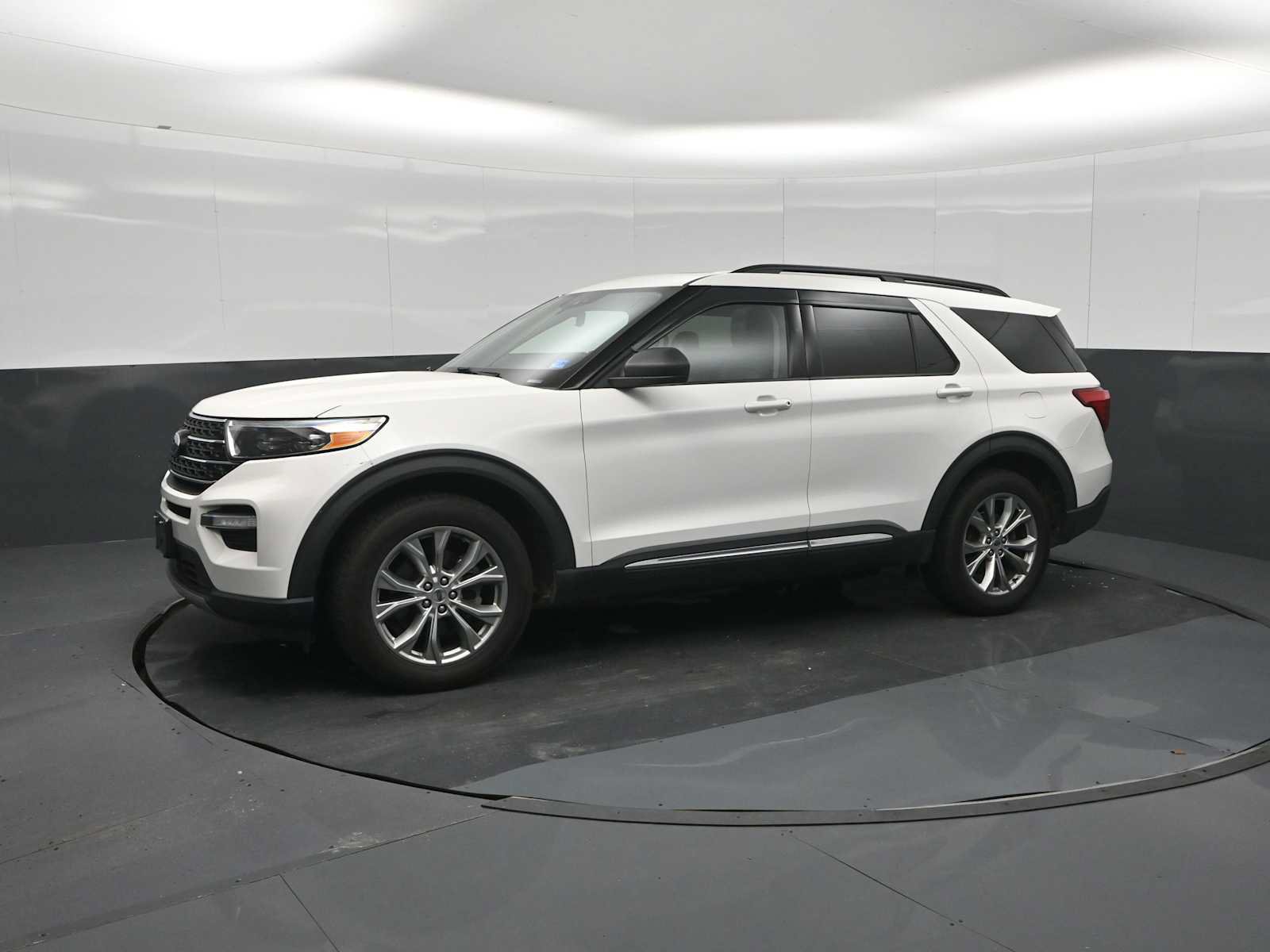 Used 2020 Ford Explorer XLT w/ Equipment Group 202A AWD/4WD image 4