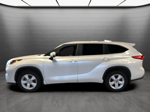 Used 2023 Toyota Highlander LE image 2