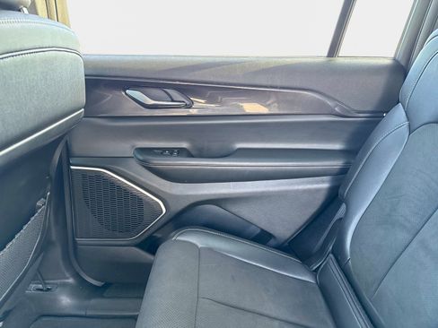 Used 2022 Jeep Grand Cherokee L Laredo image 16