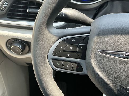 Used 2023 Chrysler Pacifica Touring-L FWD image 20