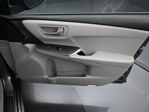 Used 2016 Toyota Camry LE FWD image 32