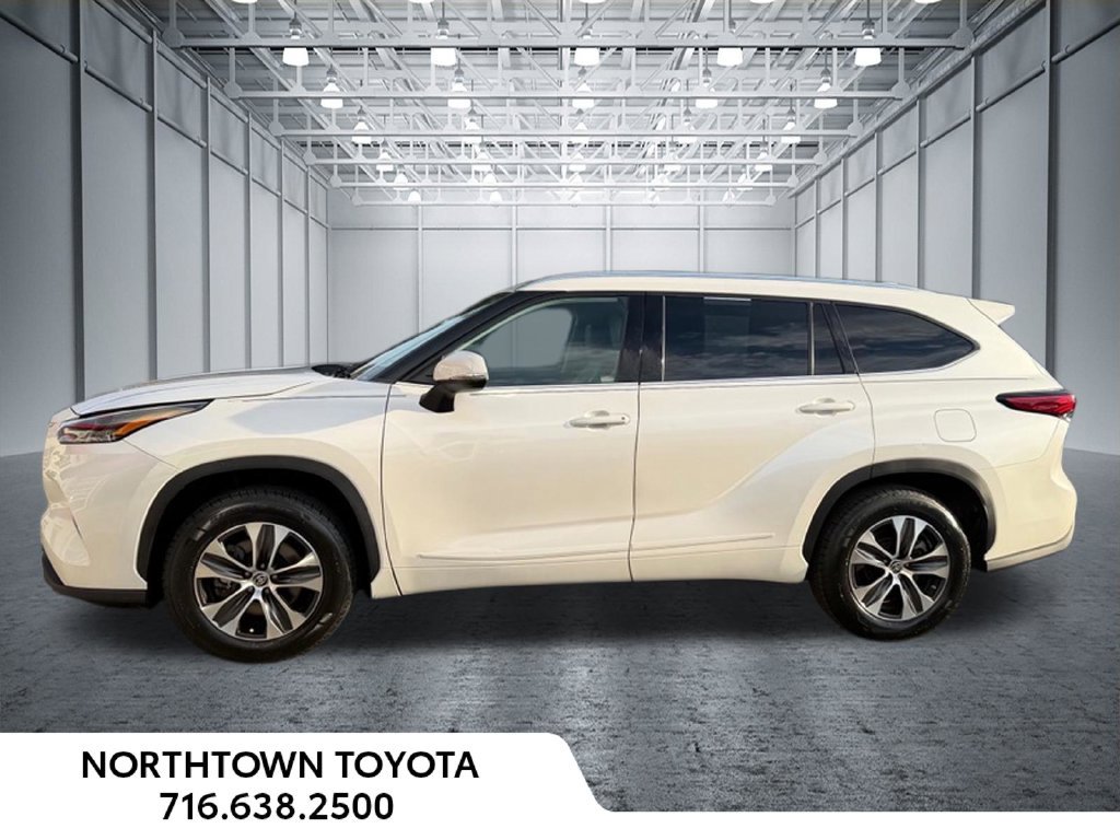 Used 2021 Toyota Highlander XLE FWD image 3