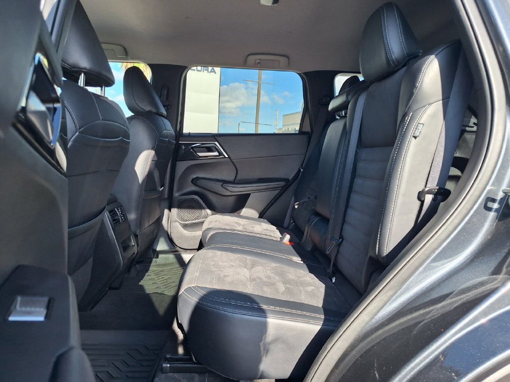 Used 2024 Mitsubishi Outlander FWD image 10