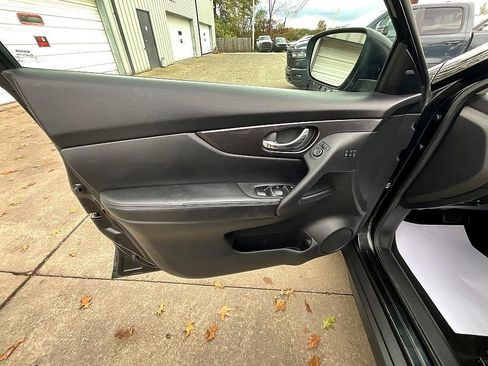 Used 2019 Nissan Rogue SV w/ Sun & Sound Touring Package image 12