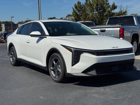New 2025 Kia K4 LXS image 1