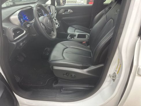 Used 2024 Chrysler Pacifica Select image 3