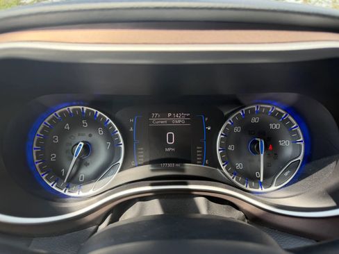 Used 2017 Chrysler Pacifica Touring-L image 39