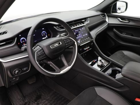 Used 2024 Jeep Grand Cherokee Altitude image 13