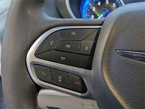 Used 2024 Chrysler Pacifica Touring-L image 18