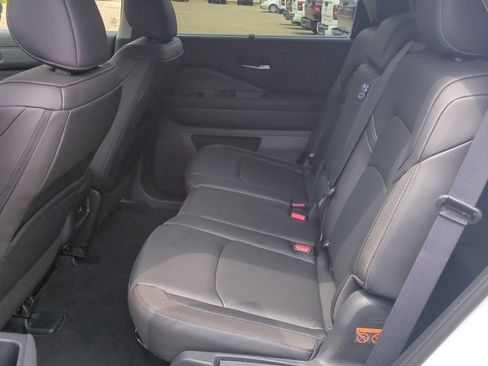 Used 2025 Nissan Pathfinder SL FWD image 14