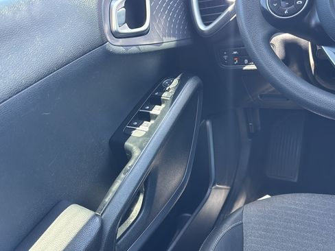 Used 2020 Kia Soul S FWD image 19
