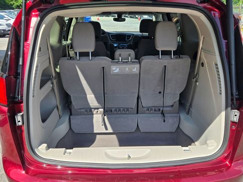 Used 2020 Chrysler Pacifica Touring FWD image 13