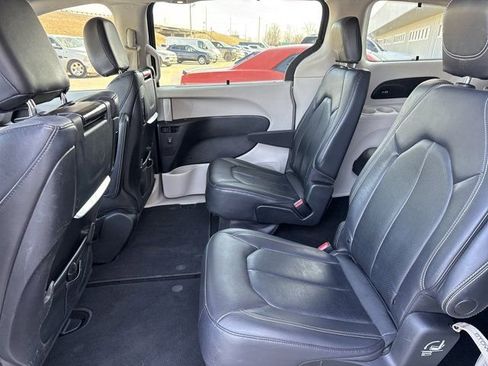 Used 2022 Chrysler Pacifica Touring-L w/ Uconnect Theater Family Group image 6