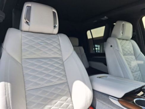 New 2026 Cadillac Escalade ESV Platinum Sport w/ LPO, ONYX Package AWD/4WD image 32
