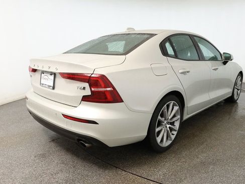 Used 2021 Volvo S60 T6 Momentum image 4