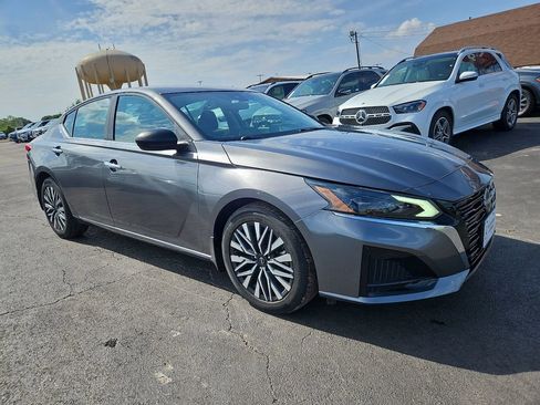 Used 2024 Nissan Altima 2.5 SV FWD image 10